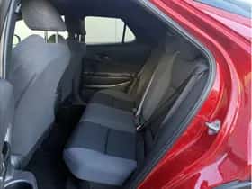 Toyota C-HR (2025) thumbnail 7