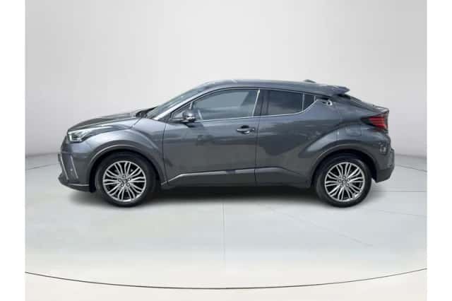 Toyota C-HR (2022) thumbnail 2