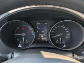 Toyota C-HR (2023) thumbnail 16