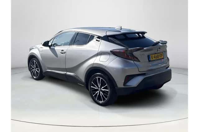 Toyota C-HR (2017) thumbnail 3