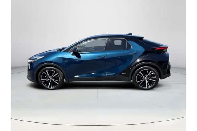 Toyota C-HR (2024) thumbnail 2