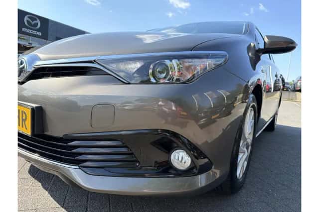 Toyota Auris (2018) thumbnail 1