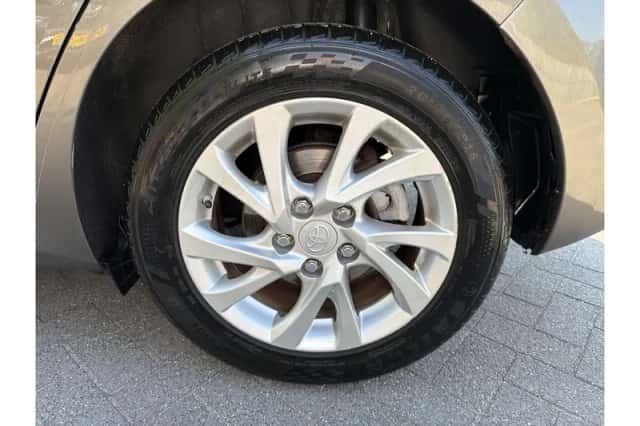 Toyota Auris (2018) thumbnail 2
