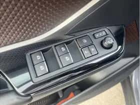Toyota C-HR (2017) thumbnail 10