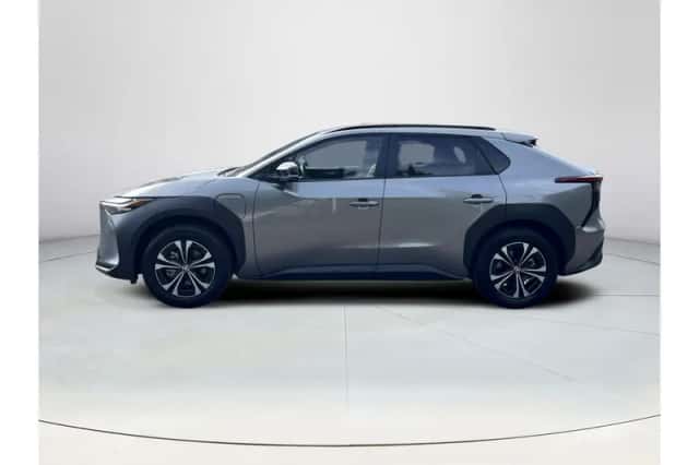 Toyota bZ4X (2024) thumbnail 2