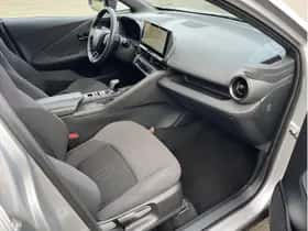 Toyota C-HR (2025) thumbnail 12