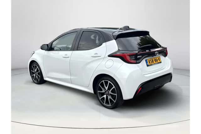 Toyota Yaris (2022) thumbnail 3