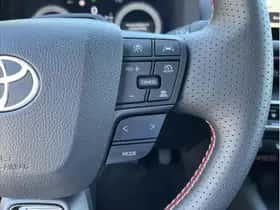 Toyota C-HR (2024) thumbnail 24