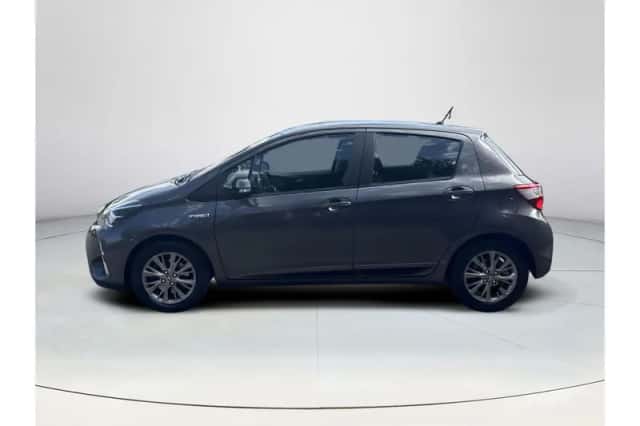 Toyota Yaris (2017) thumbnail 2