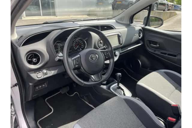 Toyota Yaris (2020) thumbnail 2