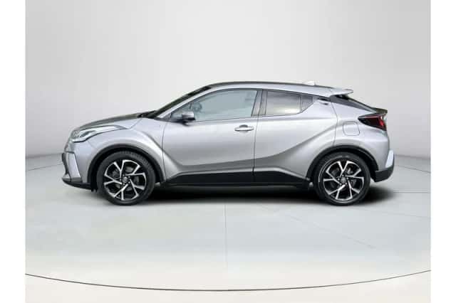 Toyota C-HR (2022) thumbnail 2
