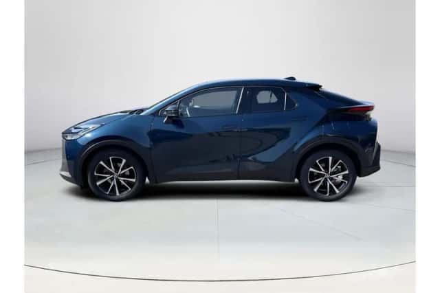 Toyota C-HR (2025) thumbnail 2