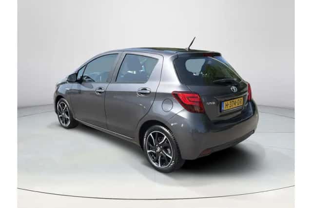 Toyota Yaris (2017) thumbnail 3