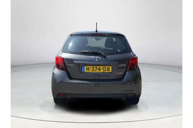 Toyota Yaris (2017) thumbnail 4