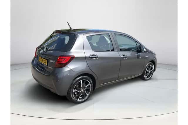 Toyota Yaris (2017) thumbnail 5
