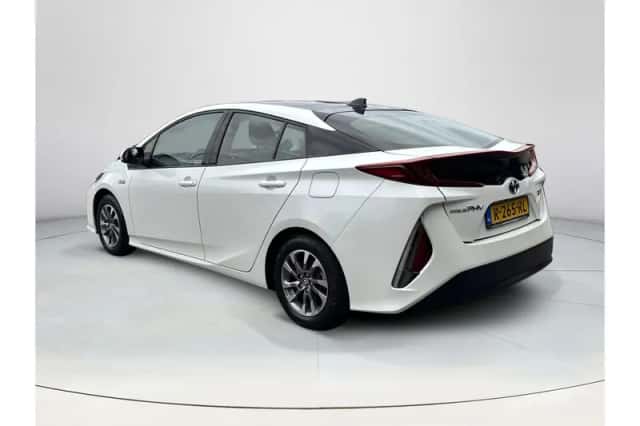 Toyota Prius (2018) thumbnail 3