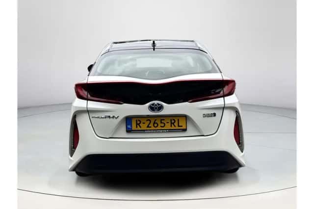 Toyota Prius (2018) thumbnail 4
