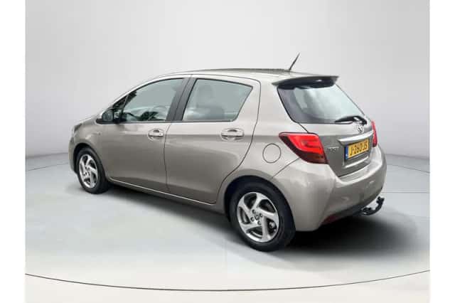 Toyota Yaris (2015) thumbnail 3