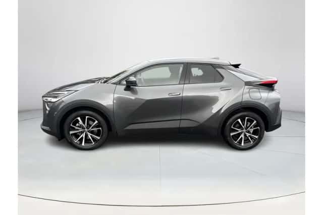 Toyota C-HR (2025) thumbnail 2