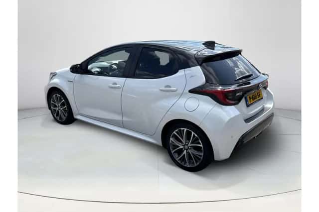 Toyota Yaris (2021) thumbnail 3