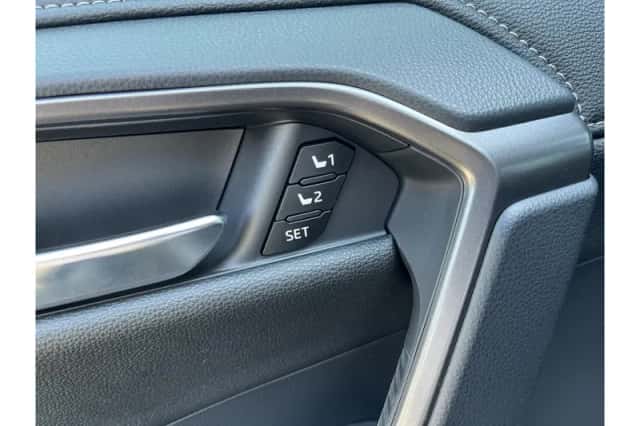 Toyota RAV4 (2024) thumbnail 2