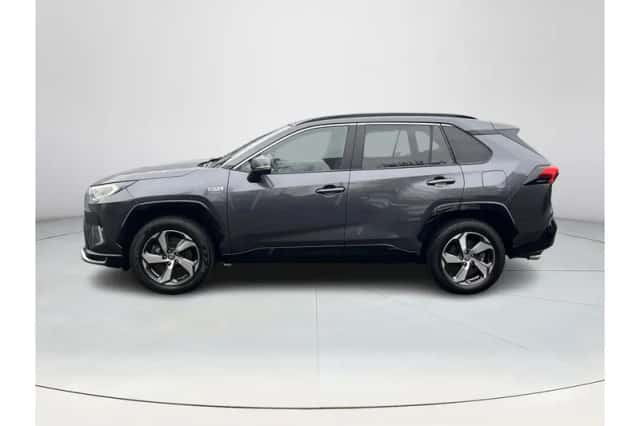 Toyota RAV4 (2022) thumbnail 2