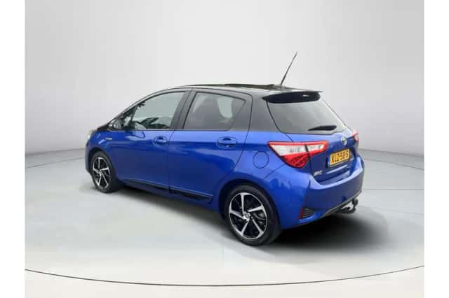 Toyota Yaris (2017) thumbnail 3