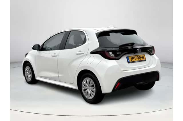 Toyota Yaris (2022) thumbnail 3