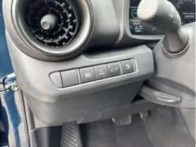 Toyota C-HR (2025) thumbnail 11
