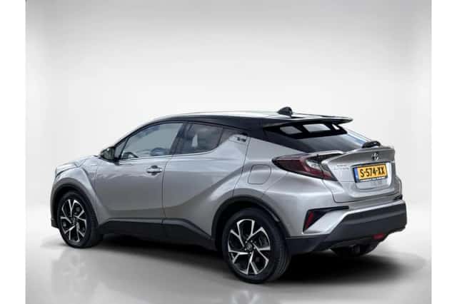 Toyota C-HR (2019) thumbnail 3