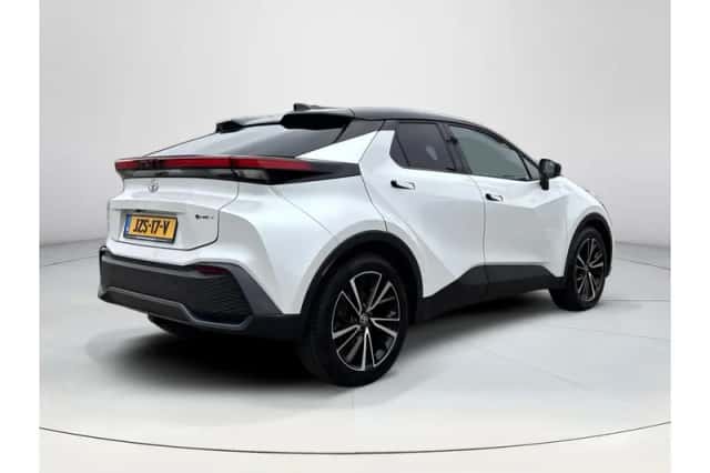 Toyota C-HR (2024) thumbnail 5