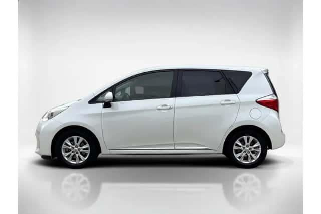 Toyota Verso-S (2011) thumbnail 2