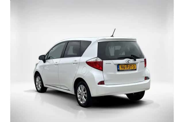 Toyota Verso-S (2011) thumbnail 3