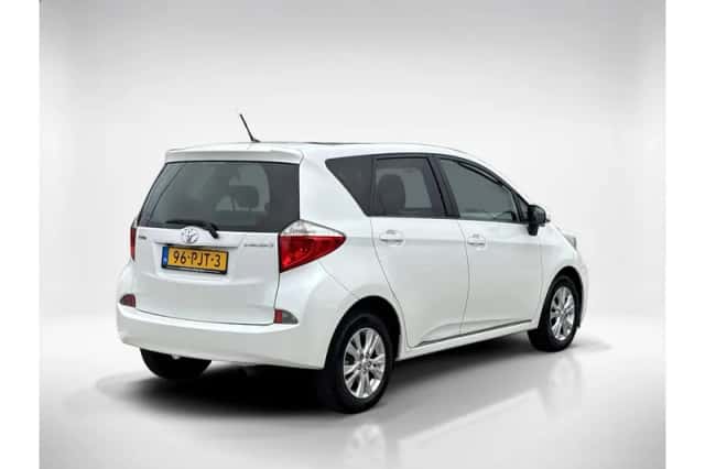 Toyota Verso-S (2011) thumbnail 5