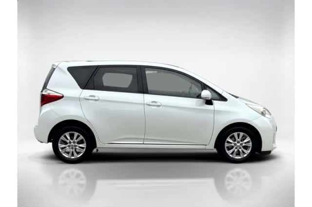 Toyota Verso-S (2011) thumbnail 6