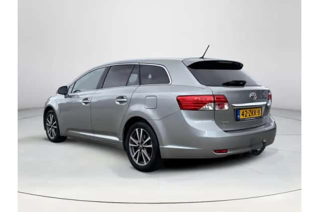 Toyota Avensis (2013) thumbnail 3