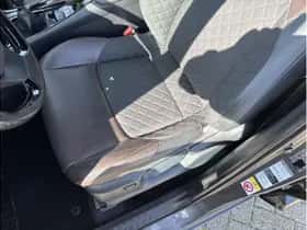 Toyota C-HR (2017) thumbnail 12