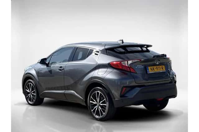 Toyota C-HR (2017) thumbnail 3