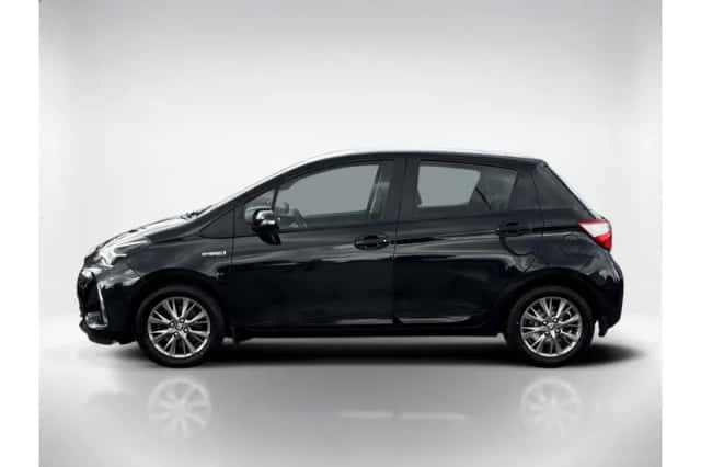 Toyota Yaris (2017) thumbnail 2