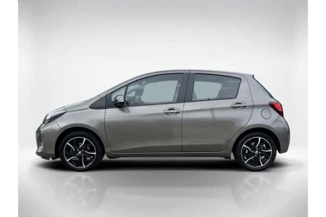 Toyota Yaris (2016) thumbnail 2