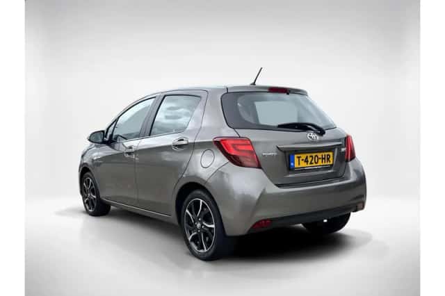 Toyota Yaris (2016) thumbnail 3