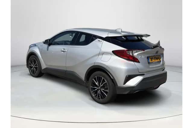 Toyota C-HR (2017) thumbnail 3