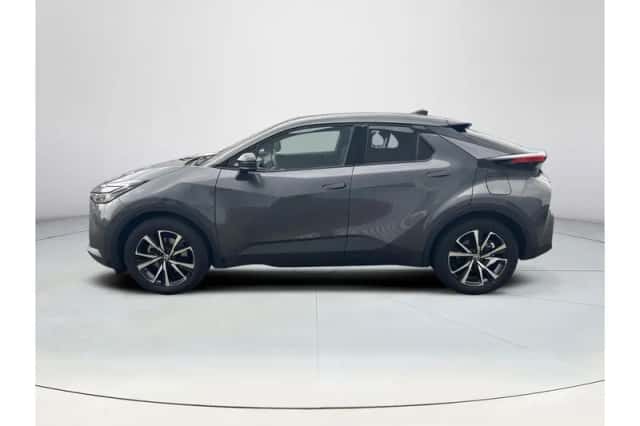 Toyota C-HR (2025) thumbnail 2