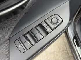 Toyota C-HR (2024) thumbnail 18