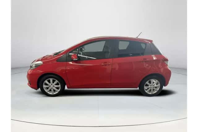 Toyota Yaris (2013) thumbnail 2