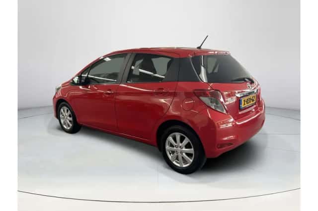 Toyota Yaris (2013) thumbnail 3