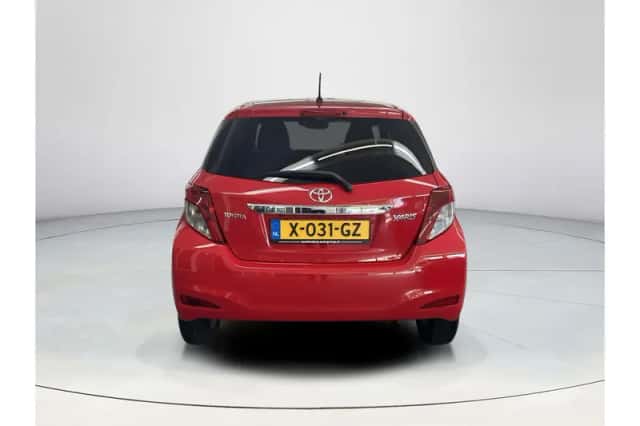 Toyota Yaris (2013) thumbnail 4