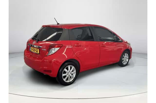 Toyota Yaris (2013) thumbnail 5