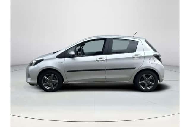 Toyota Yaris (2012) thumbnail 2