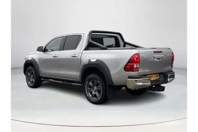 Toyota Hilux (2024) thumbnail 3